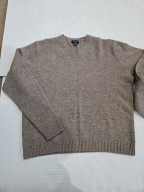 Brooks  100% Lambswool Men's V-Neck Sweater in Taupe Brown